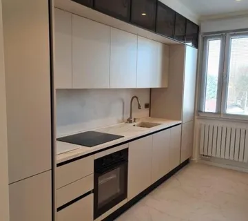 Kuhinja sa aluminijskim crnim staklenim vratima - cover