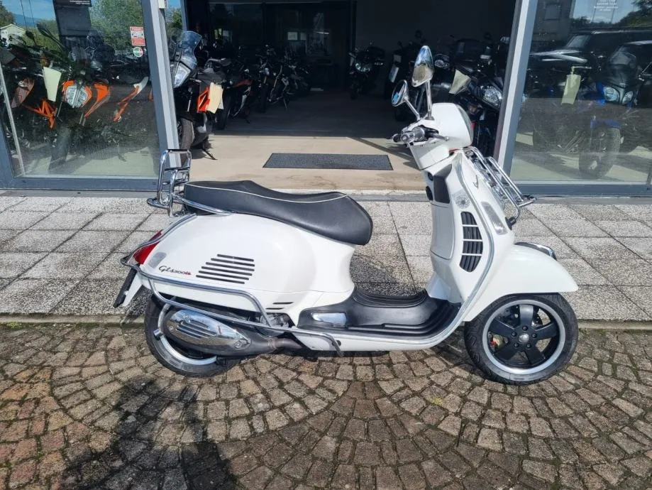 PIAGGIO VESPA GTS 300 SUPER, 2013 god. - cover