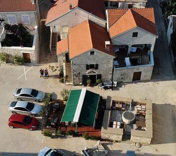 Iznajmljuje se uhodani restoran u Posedarju - cover