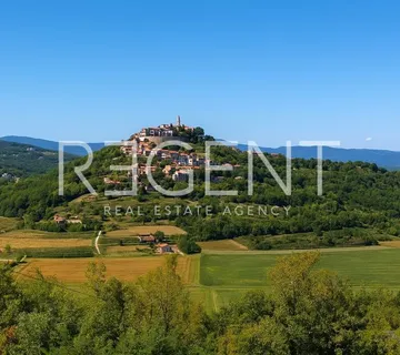Istra, Motovun - tradicionalna istarska kuća s pogledom na Motovun - cover