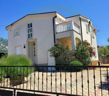 Cesarica, Karlobag 180 m2, 3 stamb. jedinice, okućnica, 200 m do mora! - cover