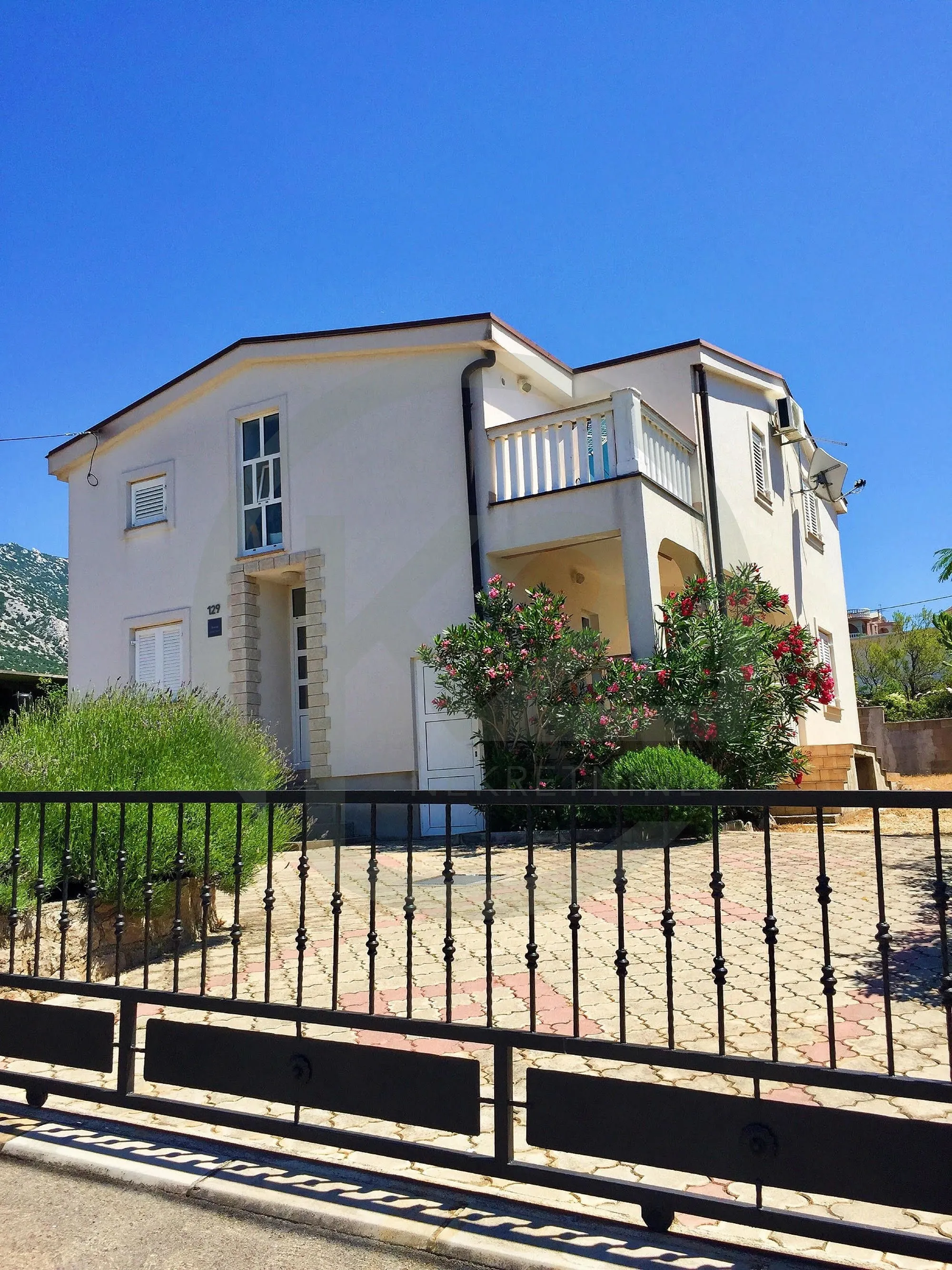 Cesarica, Karlobag 180 m2, 3 stamb. jedinice, okućnica, 200 m do mora! - cover