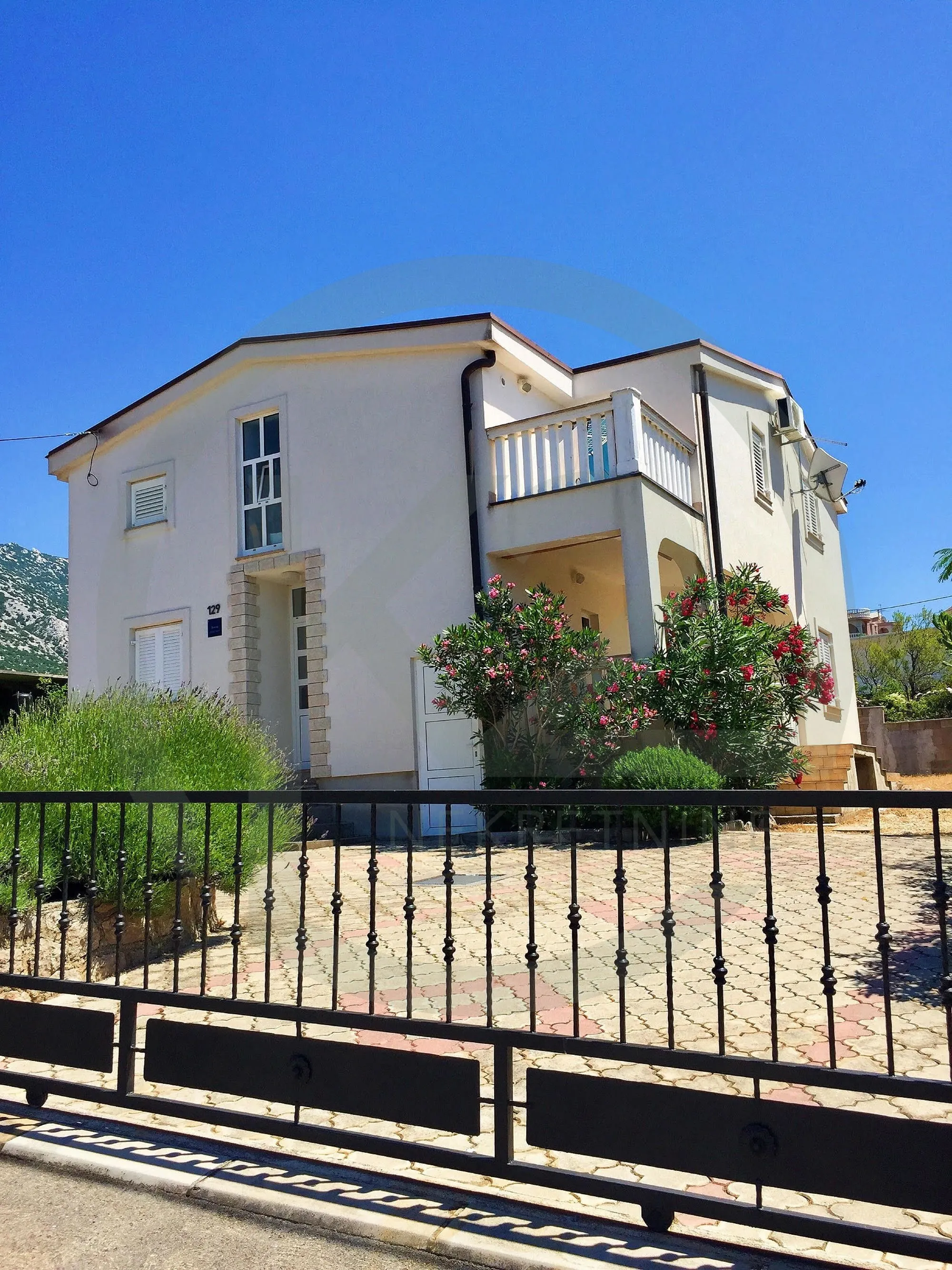 Cesarica, Karlobag 180 m2, 3 stamb. jedinice, okućnica, 200 m do mora! - cover