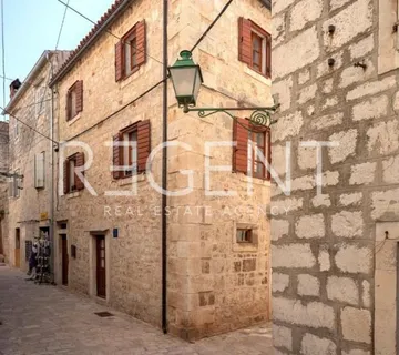 Hvar, Stari Grad – Kamena kuća u staroj jezgri grada - cover