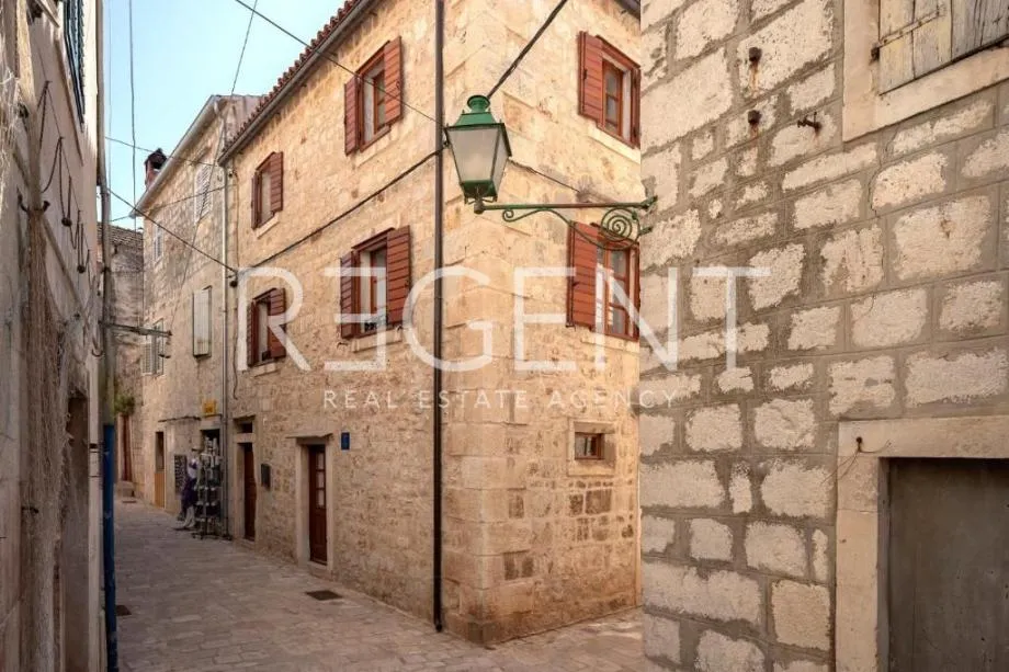 Hvar, Stari Grad – Kamena kuća u staroj jezgri grada - cover