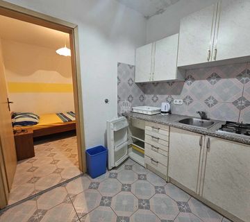 Dvosoban apartman na prvom katu, etažiran, 90m od plaže - cover