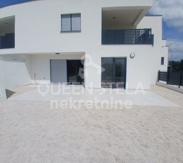 NOVOGRADNJA Vodice! Stan, vrt 63 m2, 92m2, parking - cover