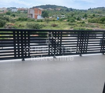 NOVOGRADNJA Vodice! Stan s djelomičnim pogledom na more, 97m2, parking - cover