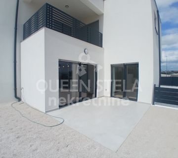 NOVOGRADNJA Vodice stan S1, djelomičan pogled na more, 98m2, 2 parkinga! - cover