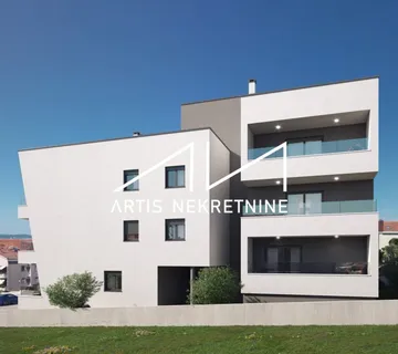 PRILIKA: ZADAR - DIKLOVAC: STAN U VISOKOM PRIZEMLJU, VRT - cover