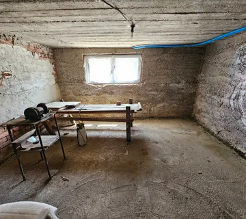 Prostrana obiteljska kuća, zemljište 10000m2, Kloštar Ivanić, prodaja - cover