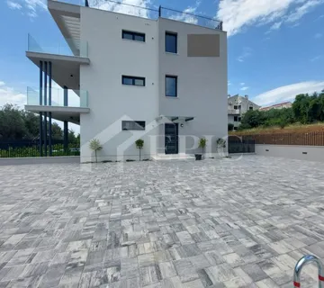 KOŽINO, ZADAR- TROSOBAN STAN S BAZENOM - cover