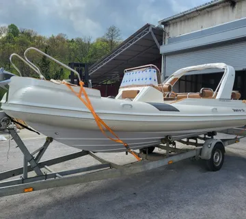 Gumenjak SHARK 23 - cover