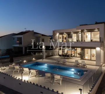 NOVALJA - VILA na Babama - potpuno opremljene luksuzne vile sa bazenom - cover