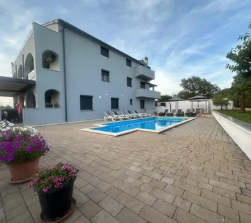 Ekskluzivna stambeno-poslovna zgrada s bazenom i pogledom na more – Poreč - Poreč, Poreč