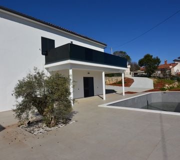 POREČ OKOLICA-KUĆA SA DVA STANA , BAZENOM I POGLEDOM NA MORE - cover