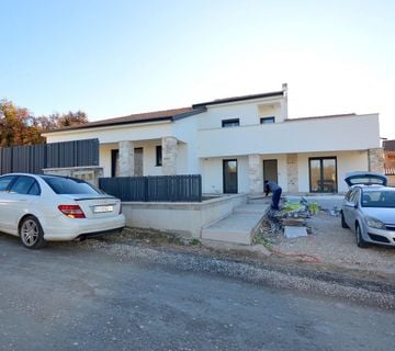 POREČ-OKOLICA-DVOJNA KUĆA SA BAZENOM NA PRODAJI - cover