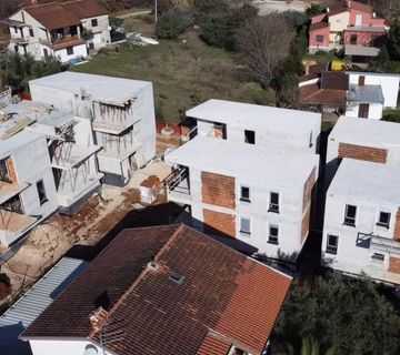 UMAG- STAN NA PRODAJI U PRIZEMLJU SA VRTOM 200 M OD PLAŽE - cover