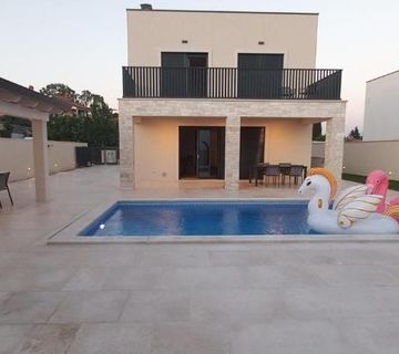 UMAG-MODERNA VILLA SA BAZENOM SAMO 900 M OD PLAŽE NA PRODAJI - cover
