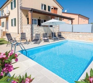 LOVREČICA- KUĆA SA BAZENOM 300 M OD PLAŽE NA PRODAJI - cover