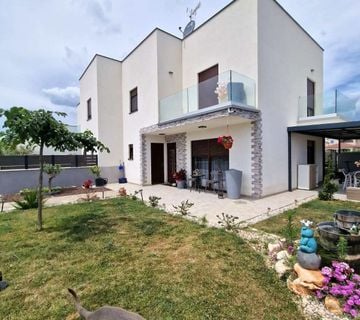 POREČ- NOVA ZADNJA KUĆA U NIZU SA VRTOM NA PRODAJI - cover