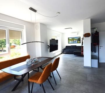 POREČ-STAN U NOVOGRADNJI SA LIFTOM 800 m OD MORA NA PRODAJI  - cover