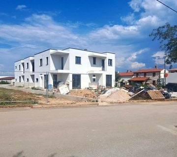 TAR-ZADNJA KUĆA U NIZU SA BAZENOM PRODAJA - cover