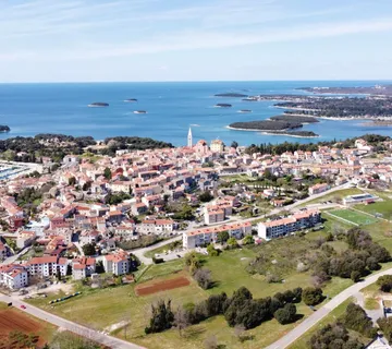 Vrsar, atraktivno građevinsko zemljište panoramskog pogleda prema moru - cover