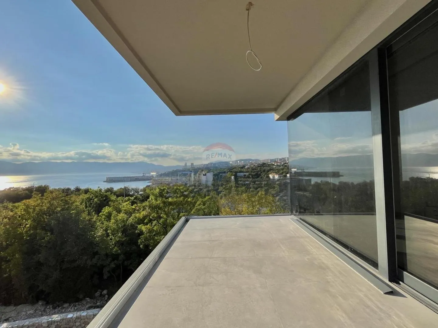 Rijeka, Kostrena - trosoban stan u novogradnji, pogled - cover