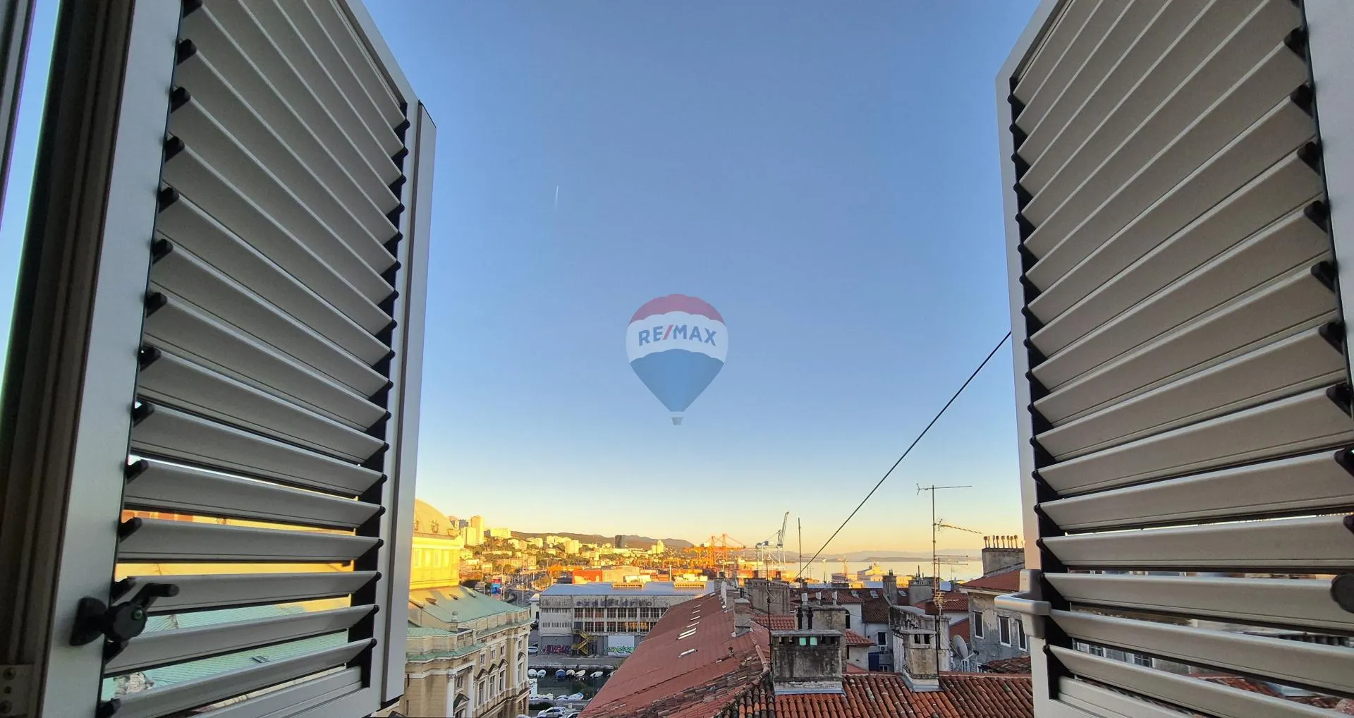 RIJEKA, CENTAR- stan s pogledom na kazalište - cover