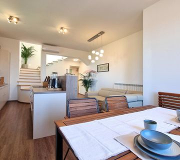 Istra, Pula - jedinstveni stan u villi 130m2, na 3 etaže, lift, pogled na more - cover