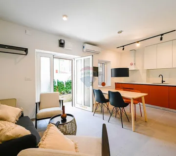 Rovinj,novi stan u starom gradu-prizemlje-dvorište - cover