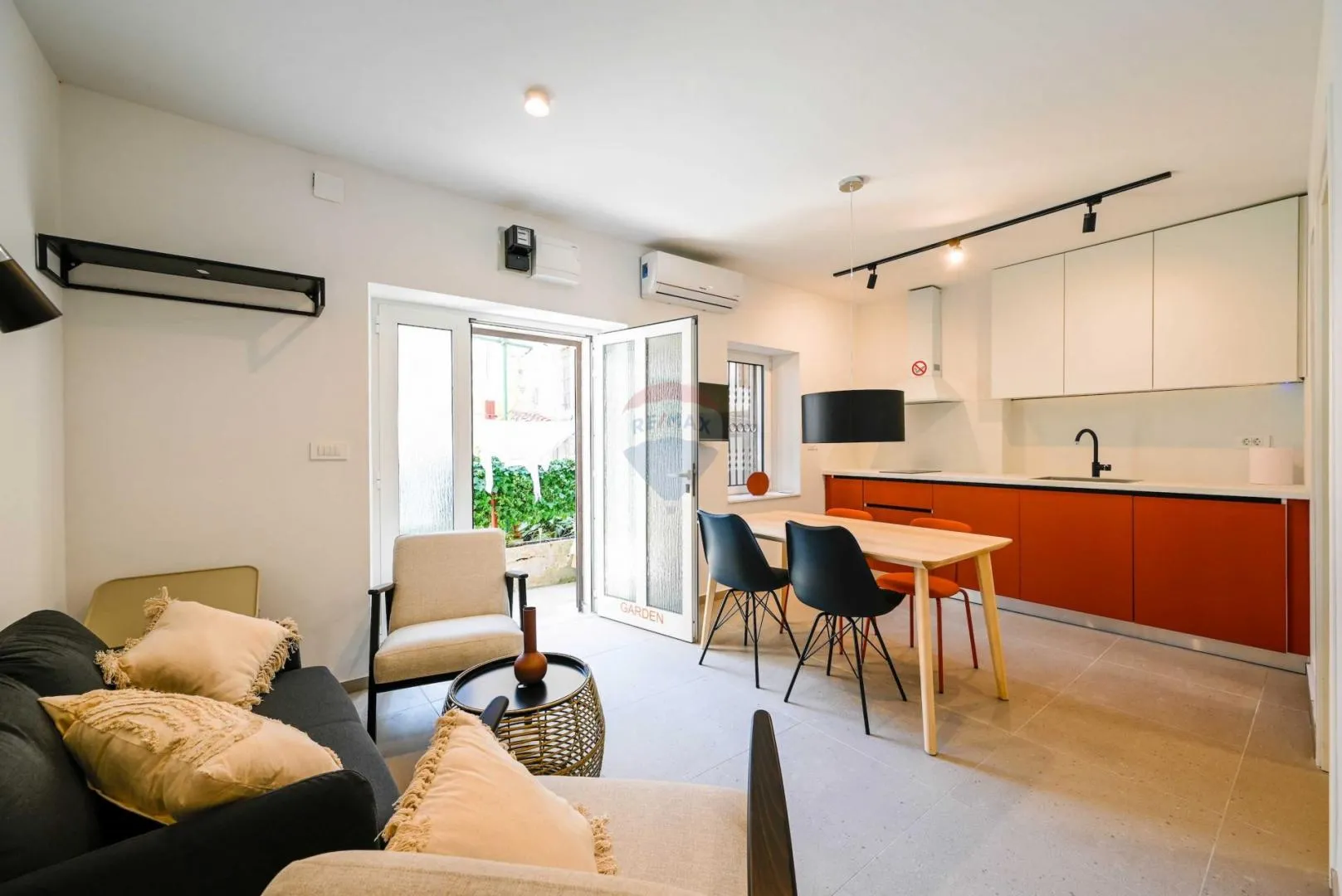 Rovinj,novi stan u starom gradu-prizemlje-dvorište - cover