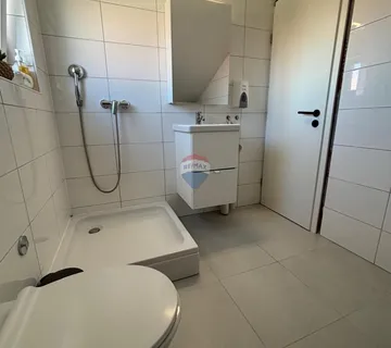 Grad Krk, trosoban stan s pogledom na more - cover