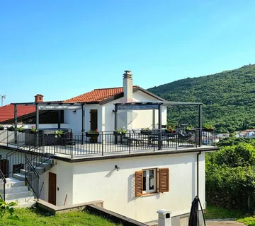 Brseč - dvojna kuća s pogledom na šumu - cover