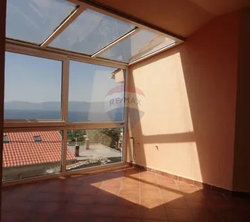 KOSTRENA, dvoetažni stan - cover