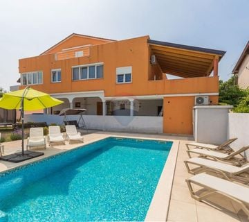 Istra, Medulin, Apartmanska kuća s 7 apartmana i bazenom  - cover