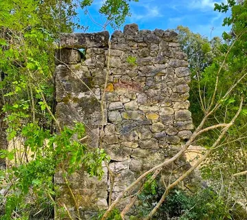 Rovinj,11 000m2 pašnjak + 178m2 ruševina,struja+voda - cover