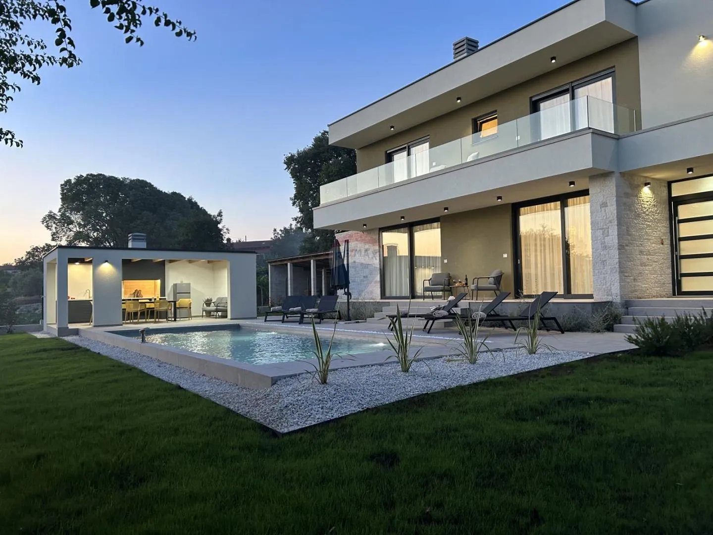 Istra - Svetvinčenat - samostojeća moderna villa s pogledom na more - cover