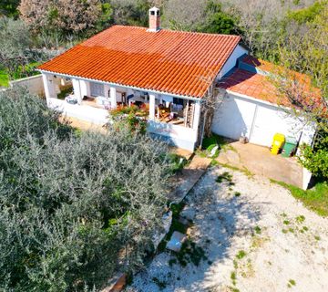 Rovinj,5km-prekrasna kućica u cvijeću na 1230m2 okućnice - cover