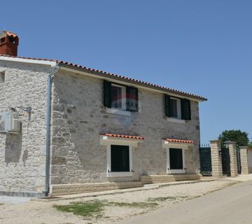 Poreč - okolica, autohtona istarska kamena kuća na rubu naselja - cover