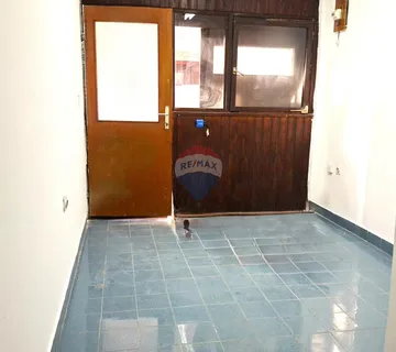 Umag,garaža sa strujom i vodom - cover