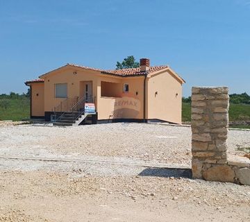Istra, okolica Svetvinčenta, vila s bazenom i okućnicom - cover