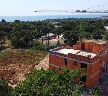 Poreč: Moderan stan u novogradnji 81,35 m2 + dvorište - cover