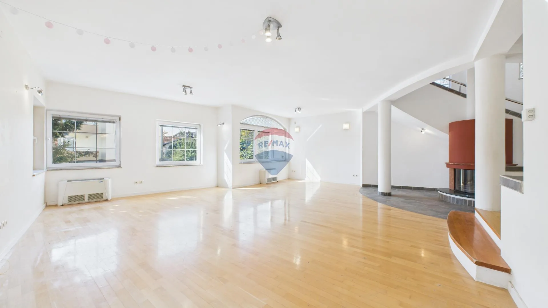 Zagreb: kuća na Bukovcu s garažama i velikim dvorištem - cover