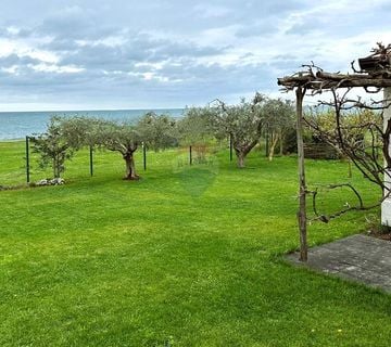 Istra, Umag, građevinsko zemljište samo 50 m od plaže - cover