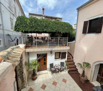 KRK GRAD ,stambena zgrada sa 7 studio-apartmana,50 m od mora - cover
