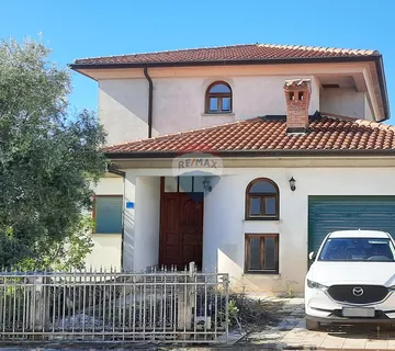 Istra, Umag - kuća s 3 stana, pogled na more - cover