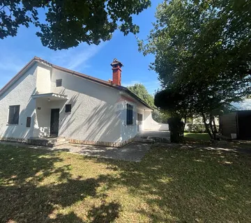 Poreč, samostojeća kuća sa objektom i velikim zemljištem 500 metara od mora - cover