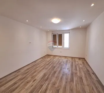 Pula centar - kompletno renoviran dvosobni stan - cover